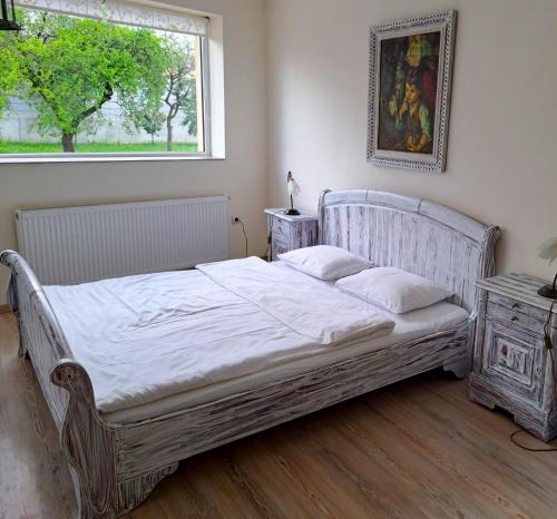 Todea House في ريغين: سرير أبيض في غرفة نوم مع نافذة