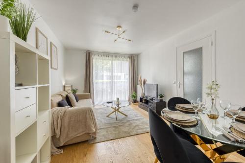 un salon avec une table et une salle à manger dans l'établissement Sérénité et beauté à Vincennes,5mn de métro, à Vincennes