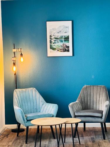 シュヴァインフルトにあるBlueLagoonの- 椅子2脚、コーヒーテーブル1台(待合室内)