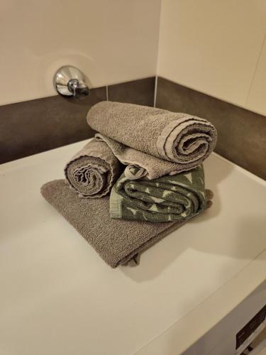 a pile of towels sitting on top of a bathroom counter at Casa Maria Beatrice in Mühlbach