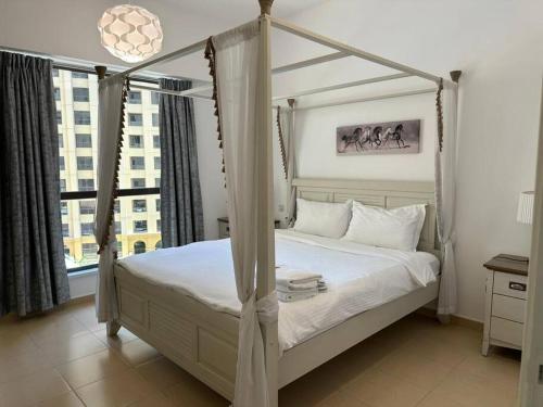 Postel nebo postele na pokoji v ubytování 2BR Apartment in JBR Marina View