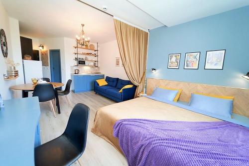 1 dormitorio con 1 cama grande y pared azul en Design Studio in Atlantis Resort&SPA, Burgas Airport en Burgas