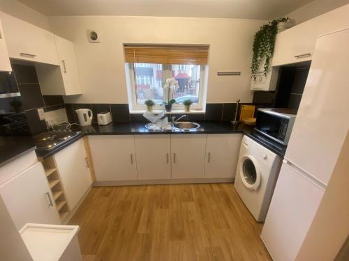 Una cocina o kitchenette en Private House with free park for group near Wembley station