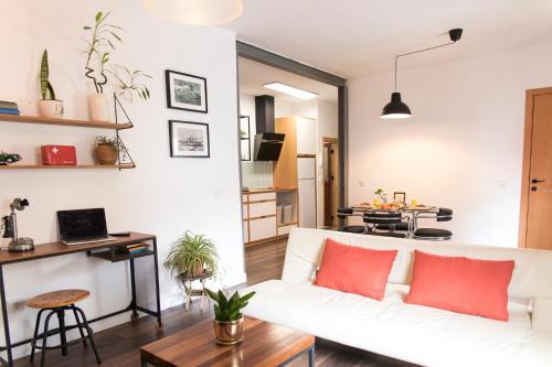 - un salon avec un canapé blanc et des oreillers rouges dans l'établissement Acogedor apartamento en San Andrés - Casa La Traiña, à San Andrés