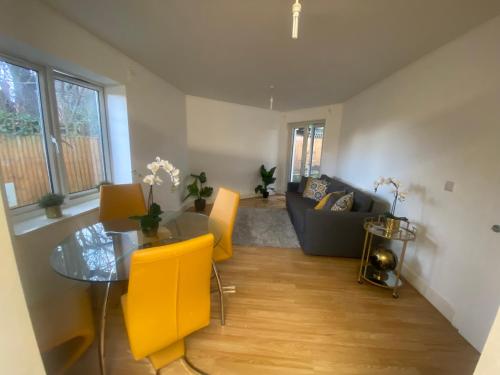 Un lugar para sentarse en Private House with free park for group near Wembley station