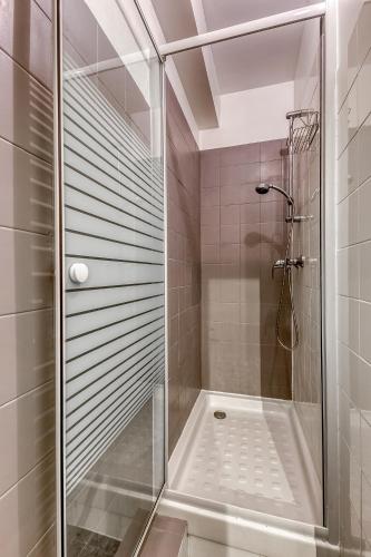 une douche avec une porte vitrée dans une salle de bain dans l'établissement Sérénité et beauté à Vincennes,5mn de métro, à Vincennes