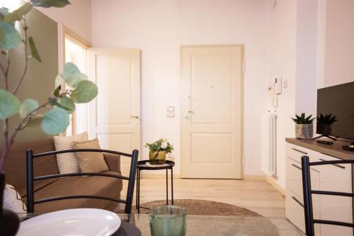 - un salon avec une table, des chaises et une porte dans l'établissement Chic apartment in the historic center of Perugia, à Pérouse