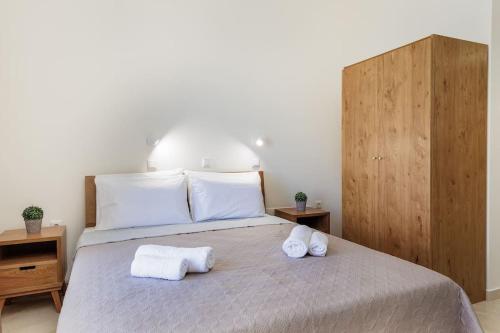 阿喬普羅柯皮歐斯的住宿－Naxian Place 2，一间卧室配有一张床,上面有两条毛巾