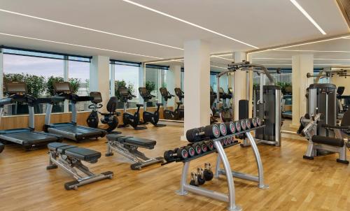un gimnasio con muchas cintas de correr y pesas en Sheraton Amsterdam Airport Hotel and Conference Center, en Schiphol