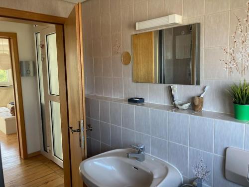 Et badeværelse på Sonnige Etagen-Wohnung, alleinige Nutzung, Wasserbett