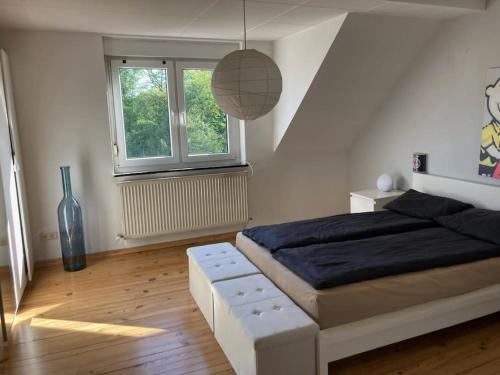 En eller flere senge i et værelse på Sonnige Etagen-Wohnung, alleinige Nutzung, Wasserbett