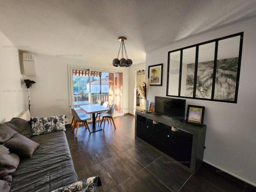 T3 rénové 49m², centre-ville Cavalaire-sur-Mer, plages à pied, clim, terrasse, parking sous-sol - FR-1-100-278