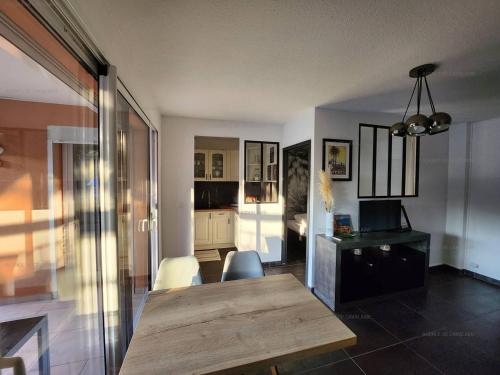 Photo de la galerie de l'établissement T3 rénové 49m², centre-ville Cavalaire-sur-Mer, plages à pied, clim, terrasse, parking sous-sol - FR-1-100-278, à Cavalaire-sur-Mer