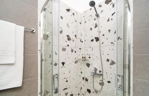 a rock wall in a shower in a bathroom at Villa Artemis in Ágios Stéfanos