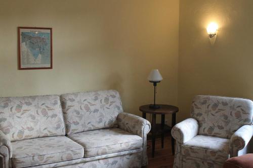 a living room with a couch and a chair at Ferienwohnung _Schwalbennest_ in Glave