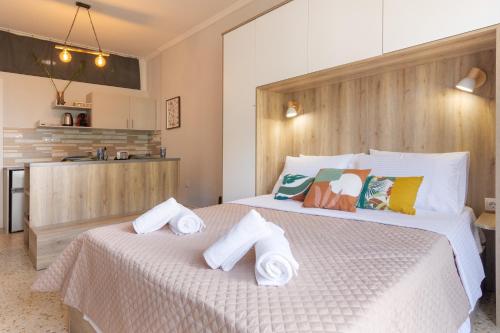 Кровать или кровати в номере Vivid Stays Athens