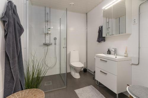 W łazience znajduje się prysznic, toaleta i umywalka. w obiekcie DP Apartments Vaasa w mieście Vaasa