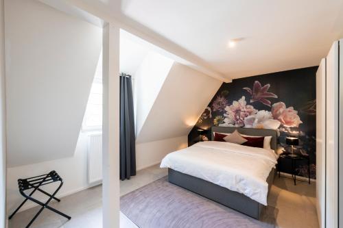 - une chambre avec un grand lit orné d'une peinture murale dans l'établissement La Fattoria Casa DOLCE, à Unterflockenbach