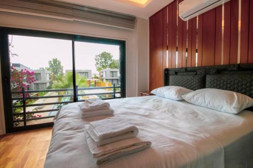 Postel nebo postele na pokoji v ubytování Magnicifent 4 Br Triplex Villa In Akyarlar