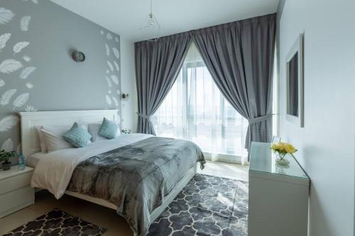 um quarto com uma cama e uma grande janela em Super 2 Bedroom Sea View em Abu Dhabi