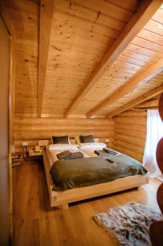 Ένα ή περισσότερα κρεβάτια σε δωμάτιο στο Das Holzhaus
