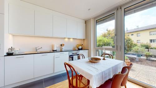 Bright flat overlooking Lake Geneva