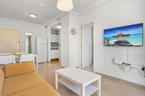 Televízia a/alebo spoločenská miestnosť v ubytovaní City apartment with pool in Fuengirola by Costarentals - Ref 216