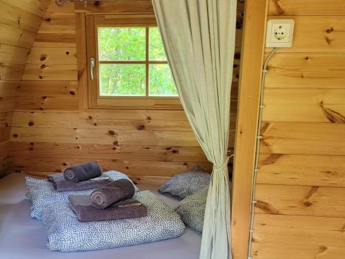 Habitación con cama en una cabaña de madera en PODs Alte Schule, en Elchweiler