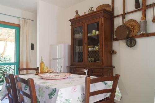comedor con mesa y armario en [15 min da Olbia] Green Country, en Porto San Paolo