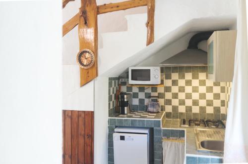 una pequeña cocina con encimera a cuadros en [15 min da Olbia] Green Country en Porto San Paolo