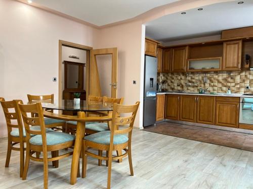 a kitchen with a dining room table and chairs at Апартамент за гости ТРАПЕЗИЦА МАК in Veliko Tŭrnovo