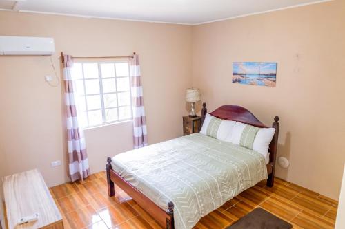 Postel nebo postele na pokoji v ubytování Golden Palms Apartment