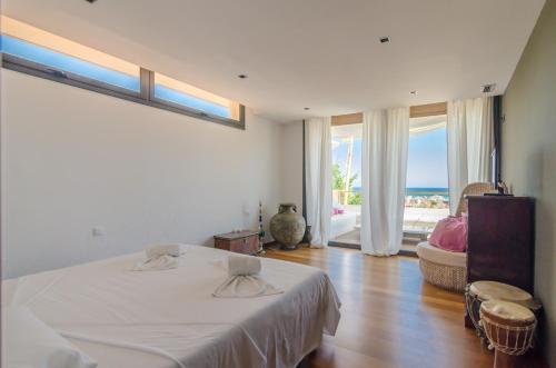 1 dormitorio con 1 cama y vistas al océano en Club Villamar - Noric, en Segur de Calafell