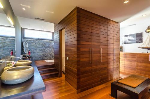 baño con 2 lavabos y una gran pared de madera en Club Villamar - Noric, en Segur de Calafell