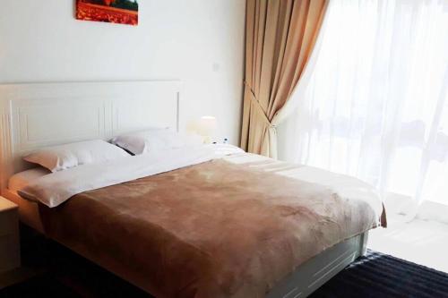 Postel nebo postele na pokoji v ubytování BOOK ME! 2 BR Beach Front (City View)