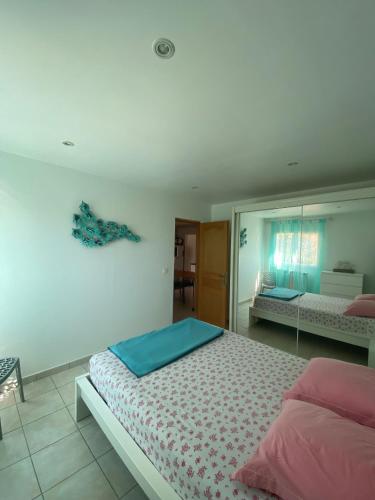 une chambre avec deux lits et un miroir dans l'établissement Bella Vita Brando, à Brando