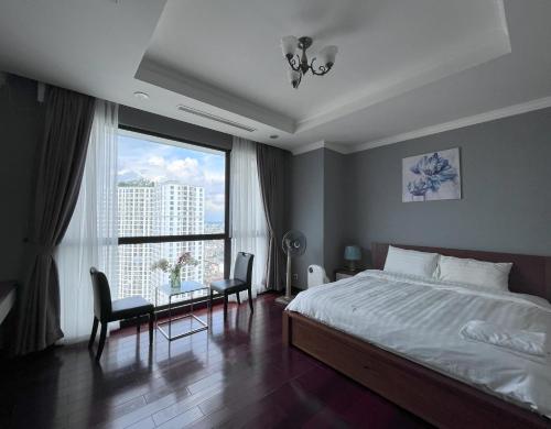 een slaapkamer met een bed en een groot raam bij Vinhomes Royal City Apartment 3 Br in Hanoi