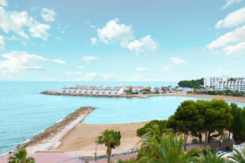 a view of the beach and the ocean at Gran Hotel Las Fuentes in Alcossebre