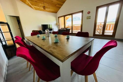 einen Konferenzraum mit einem Holztisch und roten Stühlen in der Unterkunft 100 m near the Cité Vauban in Briançon in Briançon