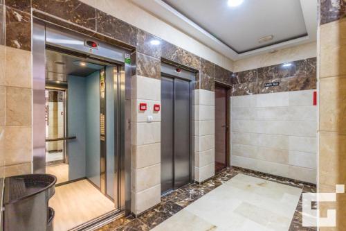 um lobby com elevadores num prédio com azulejos em Apartamento Apolo XVI 67 - Grupo Turis em Calpe