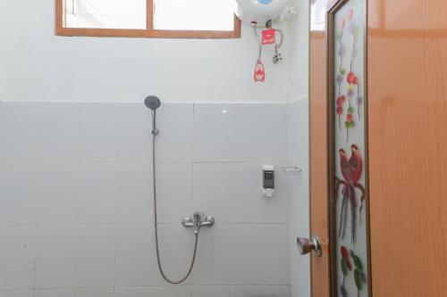 巴圖的住宿－RedDoorz at WR Supratman Batu，带淋浴喷头的浴室