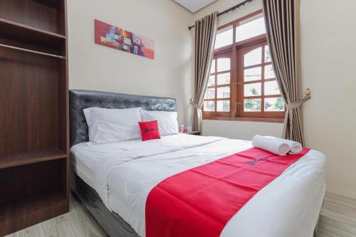 Säng eller sängar i ett rum på RedDoorz at WR Supratman Batu