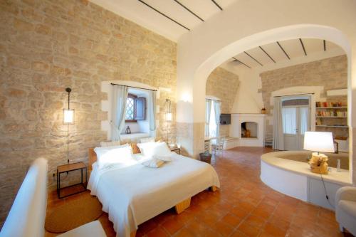 1 dormitorio con 1 cama blanca grande en una habitación en Lama Di Luna Biomasseria, en Montegrosso