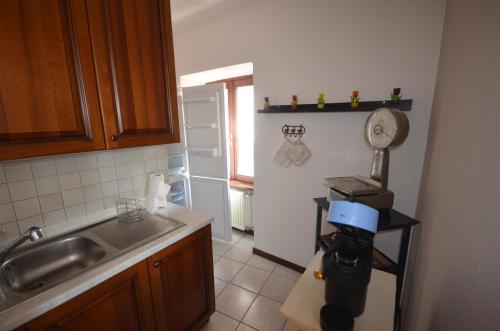 una cucina con lavandino e una telecamera su un bancone di Casa Ginny a Orta San Giulio