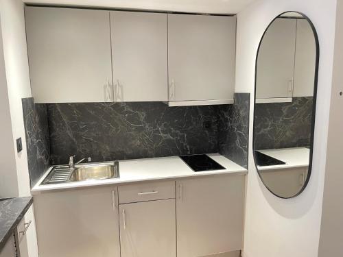 Η κουζίνα ή μικρή κουζίνα στο Nice Renting - 2 MASSENA - Luxury Loft - Balcony Massena Square View - AirCon