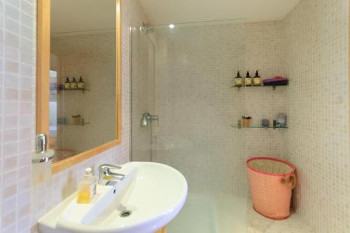 Koupelna v ubytování BEAUTIFUL APARTMENT WITH POOL TOSSa 2