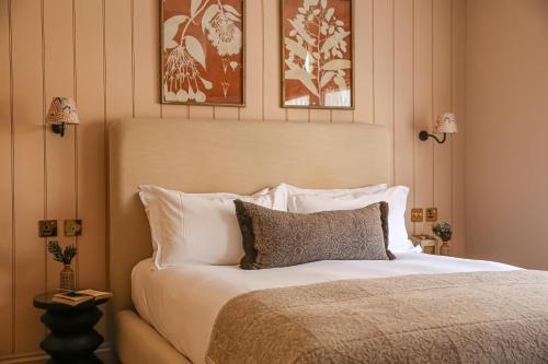 un letto in una camera da letto con due immagini sul muro di The Yard in Bath Hotel a Bath