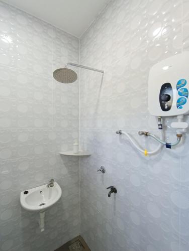 Un baño de Villa Dracaena Melaka With Swimming Pool, Hill View and 20 minutes to Town