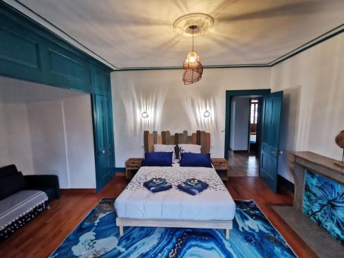 ein Schlafzimmer mit einem Bett und einem Sofa in der Unterkunft Gîte 4 étoiles dans le Jura - Lagoon in Chamblay