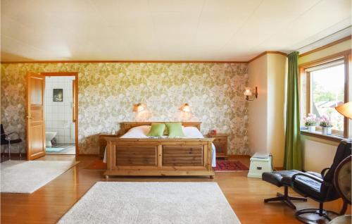 Postel nebo postele na pokoji v ubytování 5 Bedroom Stunning Home In Slvesborg